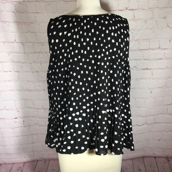 Banana Republic Black and White Pleated Flowy Sleeveless Top - Size Small - Picture 4 of 6